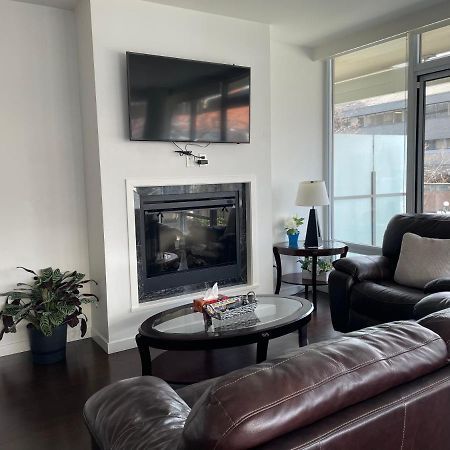 Spacious Downtown 2 Bedroom Condo With Pool And Air Conditioning Victoria Luaran gambar
