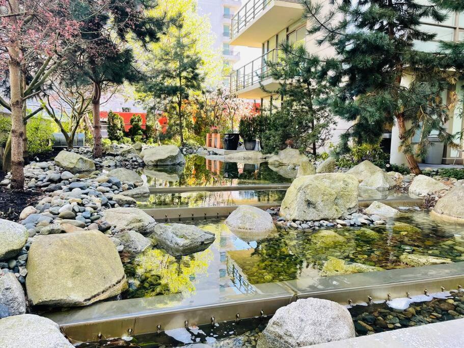 Spacious Downtown 2 Bedroom Condo With Pool And Air Conditioning Victoria Luaran gambar