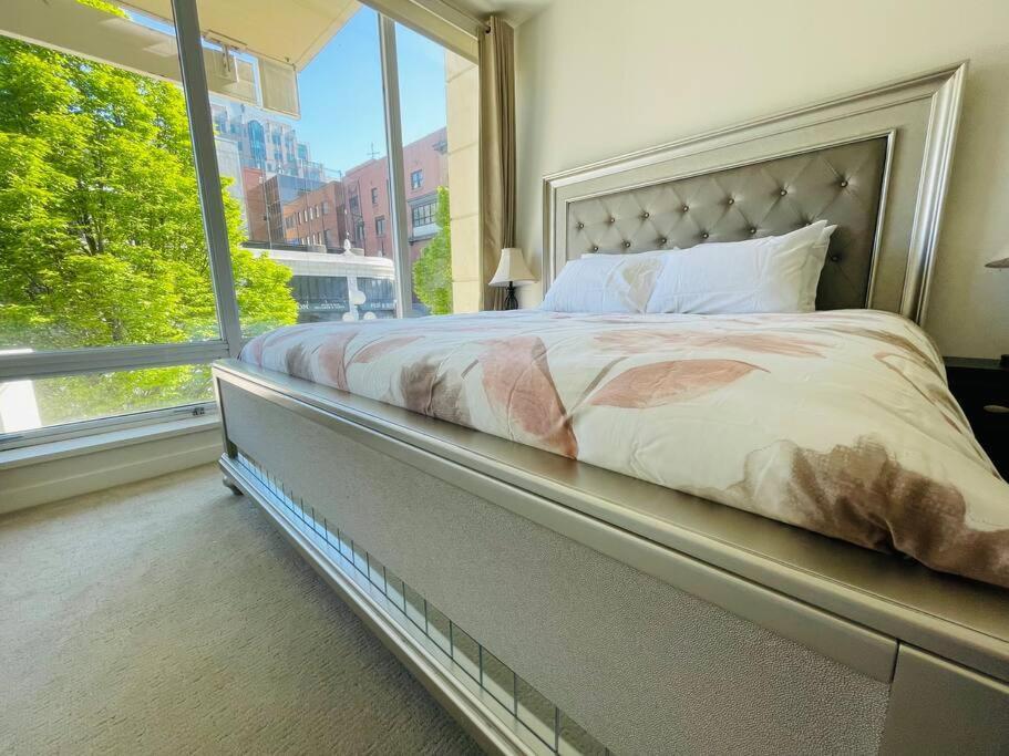 Spacious Downtown 2 Bedroom Condo With Pool And Air Conditioning Victoria Luaran gambar