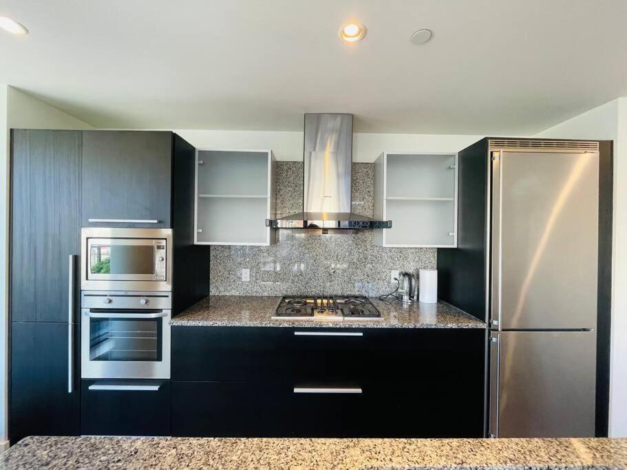 Spacious Downtown 2 Bedroom Condo With Pool And Air Conditioning Victoria Luaran gambar