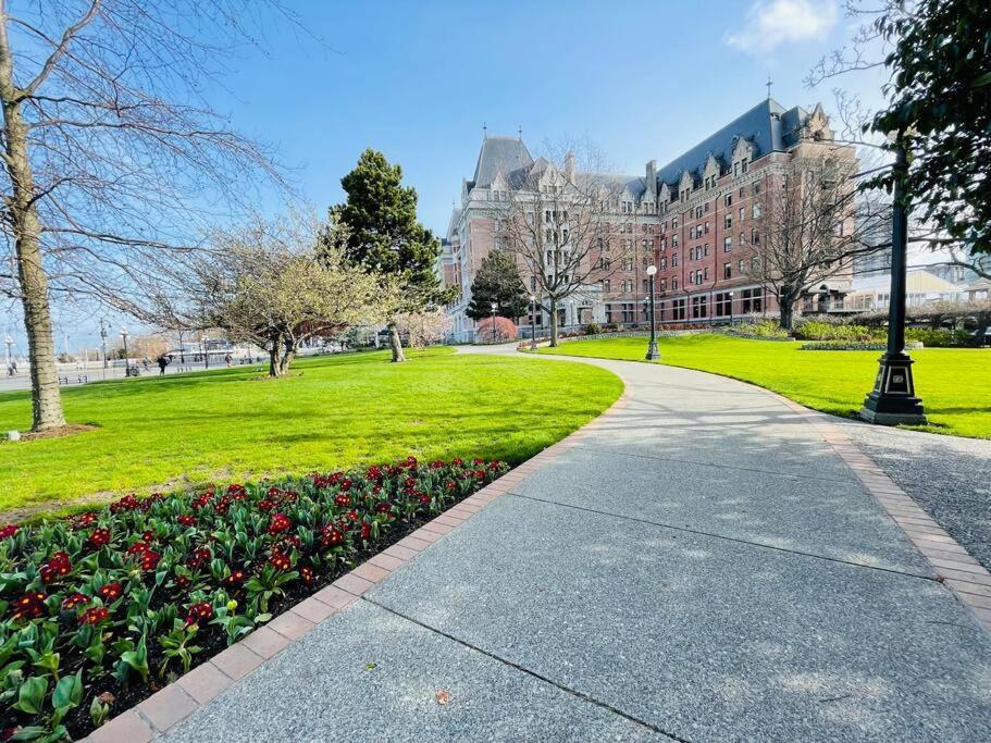 Spacious Downtown 2 Bedroom Condo With Pool And Air Conditioning Victoria Luaran gambar
