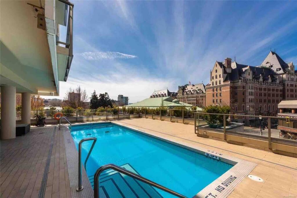Spacious Downtown 2 Bedroom Condo With Pool And Air Conditioning Victoria Luaran gambar