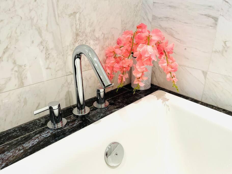 Spacious Downtown 2 Bedroom Condo With Pool And Air Conditioning Victoria Luaran gambar