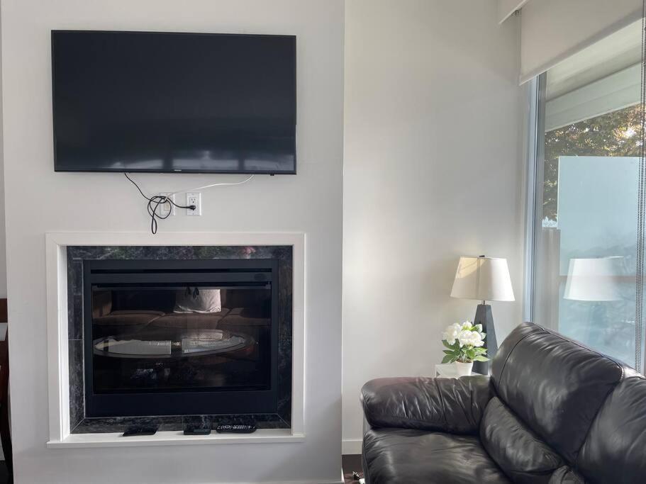 Spacious Downtown 2 Bedroom Condo With Pool And Air Conditioning Victoria Luaran gambar